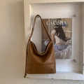 Vista dettagliata della borsa hobo in pelle marrone con consistenza morbida e tracolla - Marrone