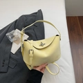 Sac polochon chic en cuir PU jaune crème avec boucle argentée et bandoulière réglable - Jaune