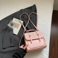 Rosa Rucksack aus Lackleder mit Silberschnalle und verstellbaren Trägern - Rosa