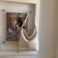 Dettaglio della borsa Hobo bianco crema con tracolla a nodo regolabile e morbida pelle PU - Bianco