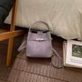 Détail du sac seau lavande avec finition mate et fermoir rotatif en métal argenté brillant - Violet avec Pendentif