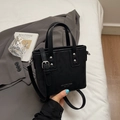 Borsa a secchiello vintage in pelle nera opaca con rivetti argentati e tracolla regolabile - senza ciondolo / Nero