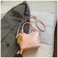 Borsa a secchiello rosa lucida con ciondolo di perline e tracolla stile casual - Rosa