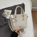 Borsa a secchiello bianca vintage in pelle PU con manico, rivetti e tracolla regolabile - senza ciondolo / Bianco avorio