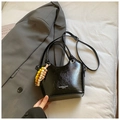 Elegante borsa a secchiello in vernice nera con manici e ciondolo di perline colorate - Nero