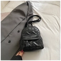 Mini mochila negra para mujer con textura trenzada y detalles de corazones en relieve - Negro