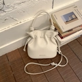 Bolso saco blanco plisado con logotipo Pantor & Stories y cierre de cordón - Blanco
