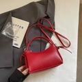 Sac à bandoulière trapèze rouge vif élégant avec texture cuir lisse et poignée - Rouge Vin Sans Pendentif