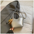 Borsa a secchiello metallizzata argento con texture a pieghe e ciondolo in legno - Argento