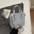 Mini borsa tote in pelle PU grigio-azzurra con manico e tracolla rimovibile stile 2026 - senza ciondolo / Blu