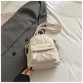 Mochila acolchada color crema con bordados de corazones blancos y correas ajustables - Blanco Roto