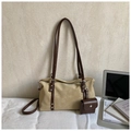 Dettaglio della borsa beige con tracolla marrone, mini pochette e fibbie in metallo - Bianco Sporco