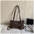 Dettaglio borsa tote in pelle scamosciata marrone scuro con spalline e mini charm - caffè