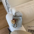 Sac seau bleu clair en similicuir avec charme d'ours en peluche sur canapé blanc - Bleu avec pendentif