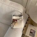 Secchiello bianco crema con ciondolo a orsetto e catena di perline su divano bianco - Con Ciondolo / Bianco