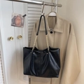 Bolso tote vintage de cuero negro con elegantes asas de cadena dorada y gran capacidad - Sin colgante / Negro