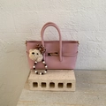 Détail du sac à main en cuir rose avec fermoir doré et pendentif d'ours en peluche mignon - Rose (Avec Pendentif)