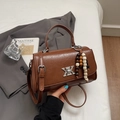 Vue détaillée du sac en cuir marron vintage avec fermoir géométrique et perles en bois - Couleur caramel