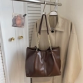 Bolso tote vintage marrón oscuro de cuero PU con elegantes cadenas doradas al hombro - Sin colgante / café