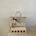 Détail du sac à main beige texture litchi avec breloque ours en peluche et boucle dorée - Blanc Cassé (Avec Charme)