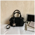 Borsa a cuscino minimalista in pelle scamosciata nera con pendente a stella in argento - Nero con ciondolo