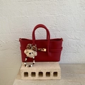Détail d'un sac à main rouge en cuir grainé avec un charm d'ours en peluche mignon - Rouge (Avec Pendentif)