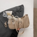 Détail du sac beige avec bandoulière en perles, nœud en dentelle et boucle argent - Khaki Avec Pendentif