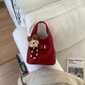 Detalle del bolso de cubo en cuero granulado rojo con hebilla y colgante de oso - Rojo con Colgante