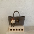 Détail du sac à main en cuir gris avec fermoir doré et pendentif en peluche doux - Gris (Avec Pendentif)