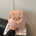 Mini mochila de cuero rosa claro con cadena dorada y cierre de giro en caja blanca - Rosa