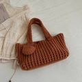 Borsa a mano all'uncinetto marrone caramello con trama a maglia e ciondolo a cuore - Marrone
