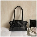 Bolso de hombro minimalista en cuero sintético negro con hebilla de metal y diseño plisado - Negro