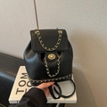 Mini mochila de cuero negro con cadenas doradas y diseño cubo de acabado mate - Negro