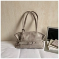 Bolso tote minimalista de cuero color topo con correas ajustables y detalles de hebilla metálica - Gris