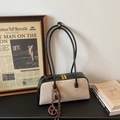 Borsa sottobraccio minimalista in tela beige con finiture in pelle nera e zip dorate - Nero con ciondolo