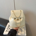 Mini mochila chic de cuero blanco crema con cadena dorada y cierre de giro - Blanco
