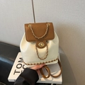 Mini mochila bicolor marrón y crema en cuero sintético con cadena dorada decorativa - Blanco y Marrón