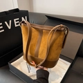 Beuteltasche aus karamellfarbenem Wildleder und braunem Leder mit eleganter Geschenkbox - Gelbbraun