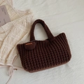 Sac fourre-tout marron foncé tricoté à la main avec texture gaufrée et breloque en métal - Marron