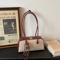 Borsa tote vintage in tela con finiture in pelle bordeaux e tracolla lunga da donna - Marrone con ciondolo