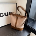Braune und beige Wildleder-Beuteltasche mit verstellbarem Gurt auf Holztisch - Khaki
