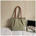 Bolso tote minimalista verde claro con asas marrones en un entorno de estilo de vida - Verde Grande