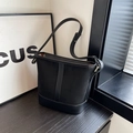 Minimalistische schwarze Beuteltasche aus Wildleder und Leder mit Schultergurt - Schwarz