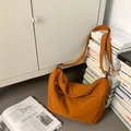 Bolso bandolera de nailon naranja quemado con correa ancha ajustable para mujer moderna - Caramelo