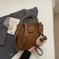 Braune Beuteltasche mit Litschi-Maserung, Plüsch-Hundeanhänger und Schultergurt - Braun