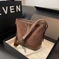 Braune Vintage-Eimertasche aus Wildleder-Imitat und Leder mit Goldbeschlägen - Braun