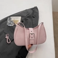 Sac hobo rose avec boucle argentée et bandoulière sur fond de blazer gris élégant - Rose Sans Pendentif