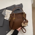 Braune Beuteltasche mit Litschi-Muster, niedlichem Hundeanhänger und Tragegurt - Kaffeebraun