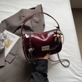Détail d'un sac en cuir bordeaux avec bandoulière chaîne argentée et perles décoratives - Rouge Vin Avec Pendentif