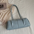 Borsa sottobraccio minimalista azzurra in ecopelle con spalline lunghe e cuciture retrò - Blu